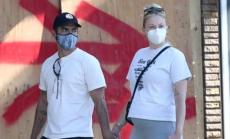 На финишной прямой: беременная Софи Тернер на шопинге с Джо Джонасом