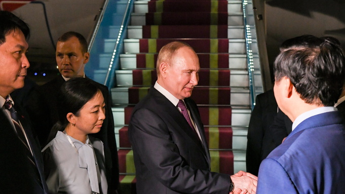 Как Путина встречали во Вьетнаме. Фото