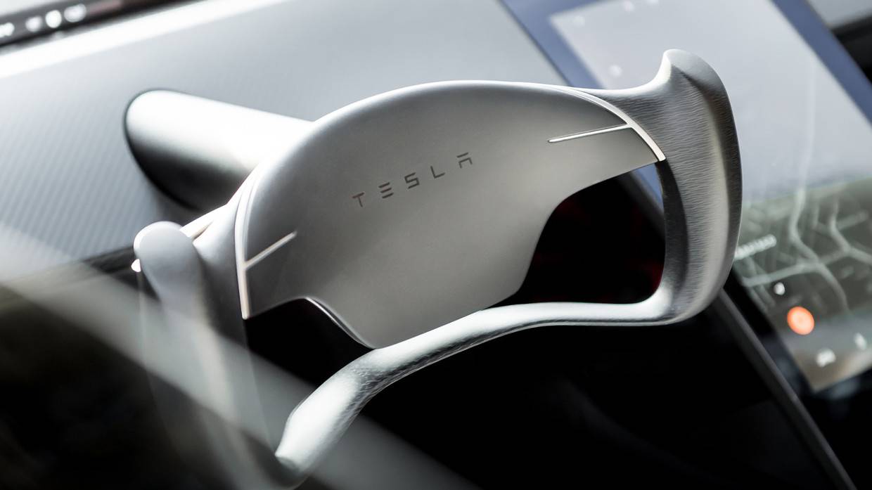 Клиенты начали получать электромобили Tesla без портов USB для зарядки