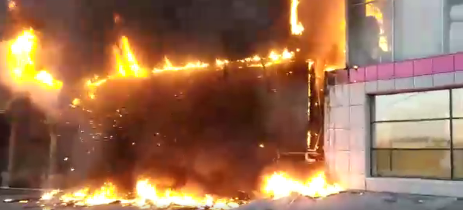 В Новосибирске горит торговый центр
