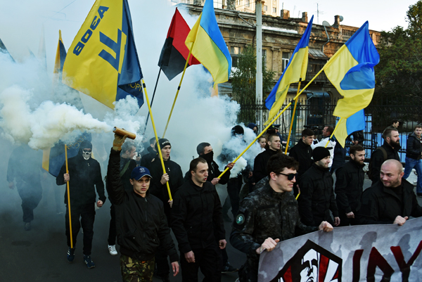 Украинские националисты во время марша в Одессе