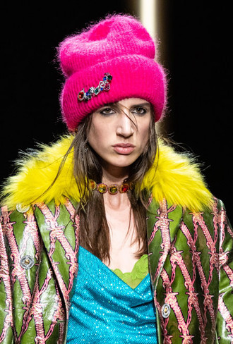 Пушистые шляпы, ушанки и бейсболки без козырька: самые модные головные уборы сезона 