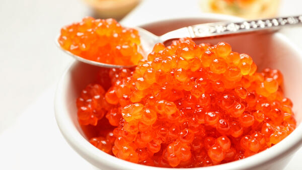 Как выбрать настоящую красную икру к празднику — поможет стакан с горячей водой