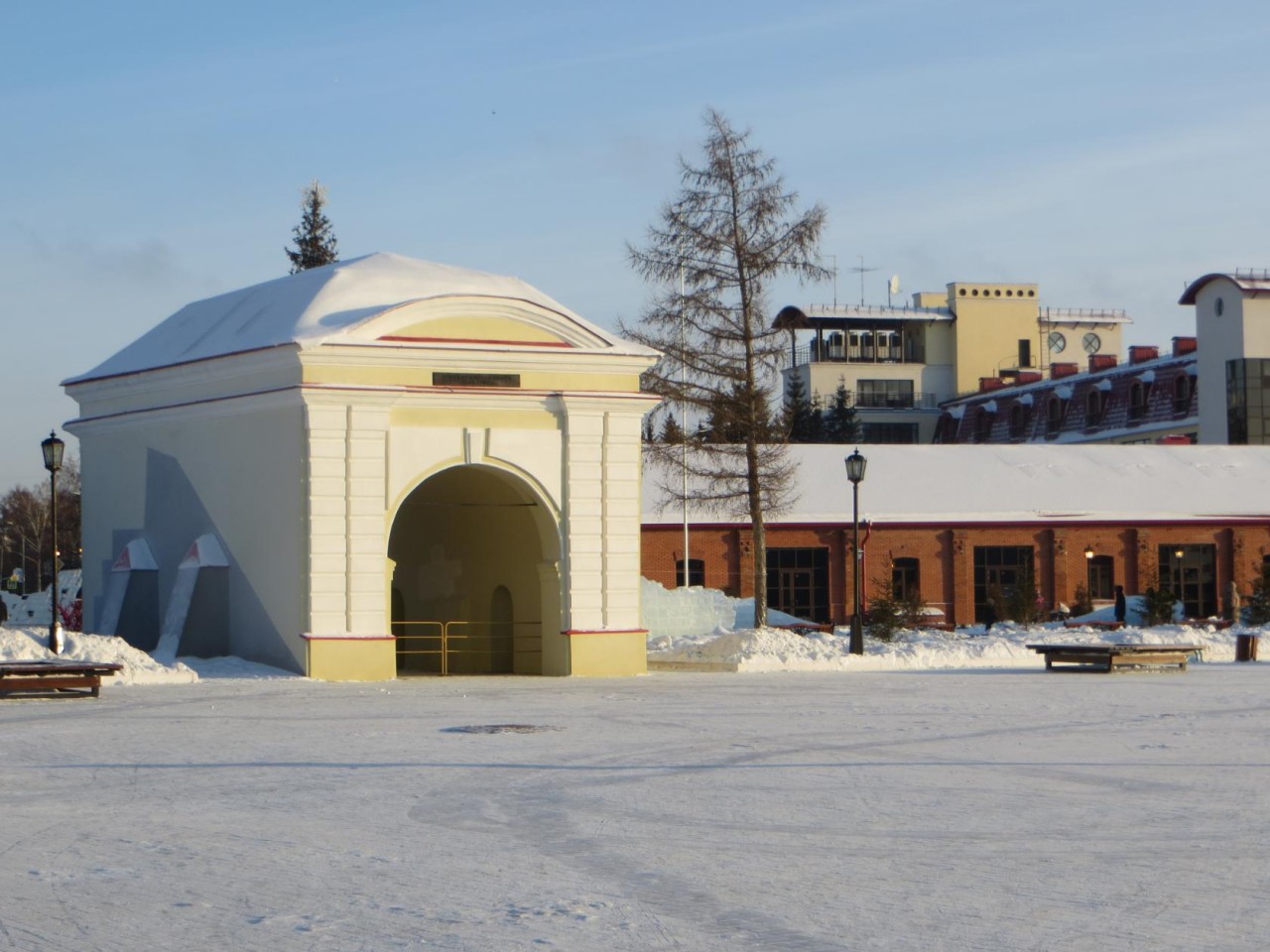 Куда сходить в омске в январе. Омская крепость Омск зимой. Тарские ворота Омск зима. Кохемская крепость зимой. Омская крепость зима 2022.