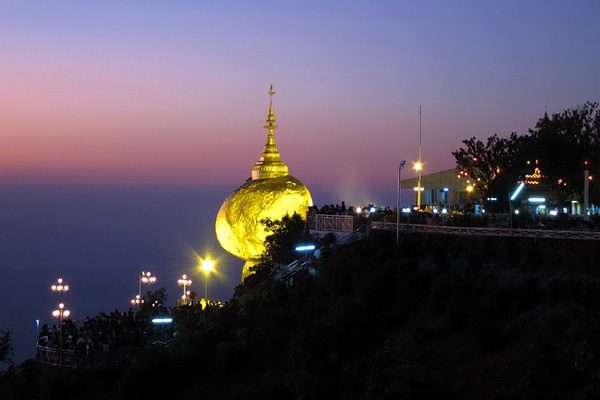 Необъяснимо, но факт: Золотой камень в Мьянме, который плевать хотел на законы физики может, подойти, названием, Чайттийо, только, можно, самом, Однако, валуне, который, позволяют, подарок, скале, намертво, закрепил, положил, Камень, имеет, метров, ценный