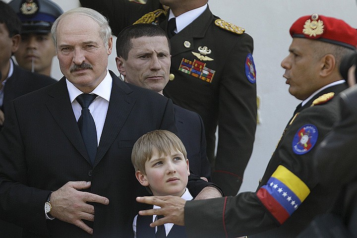 Александр Лукашенко с сыном Колей на похоронах Уго Чавеса в Венесуэле.