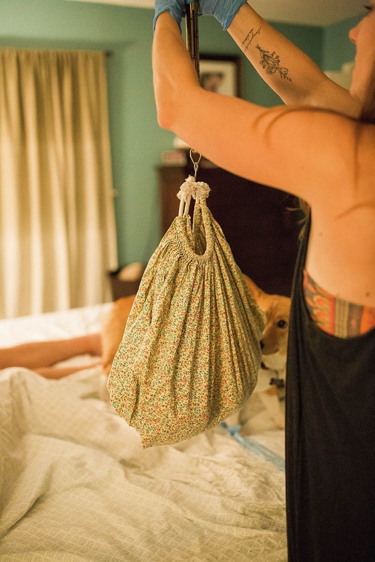 Женщина не замечала, что во время родов её корги всегда был рядом, но позже ей показали эти снимки Женщина не замечала, что во время родов её корги всегда был рядом, но позже ей показали эти снимки