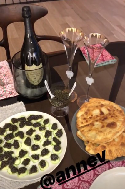 Черная икра, чебуреки и шампанское: Ирина Шейк и Анна Вьялицына устроили девичник в Нью-Йорке Черная икра, чебуреки и шампанское: Ирина Шейк и Анна Вьялицына устроили девичник в Нью-Йорке Новости