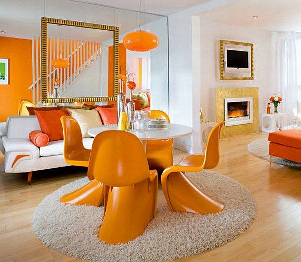 Оранжевые стулья у стола в интерьере