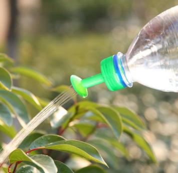 По всему огороду натыканы пластиковые бутылки! Зачем это нужно? несколько, бутылки, чтобы, пластиковых, отверстий, бутылку, бутылок, сделать, проделайте, нужно, водой, количество, отходов, разбрызгиватель, может, садовые, бокам, растения, поместите, этого
