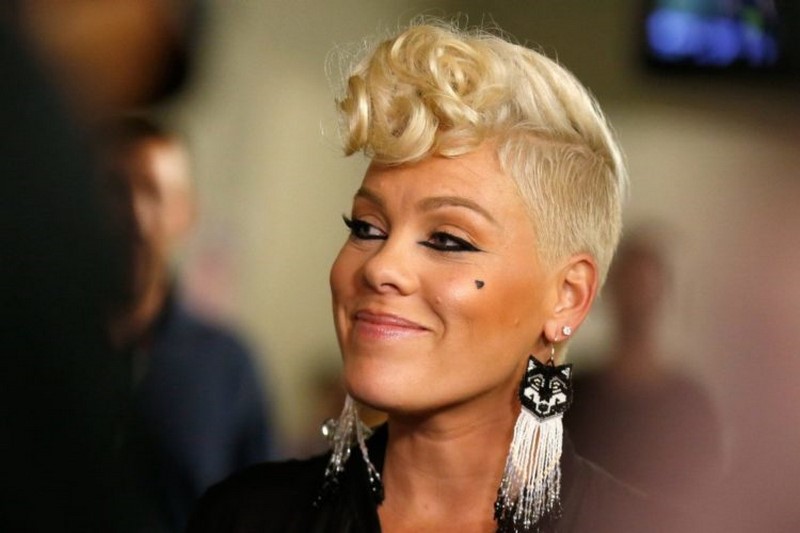 Пинк увидела плакат в руках девушки и остановила концерт... Пинк увидела плакат в руках девушки и остановила концерт...