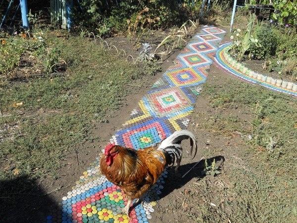 Дорожка из пластиковых крышечек. Фото с сайта ok.ru
