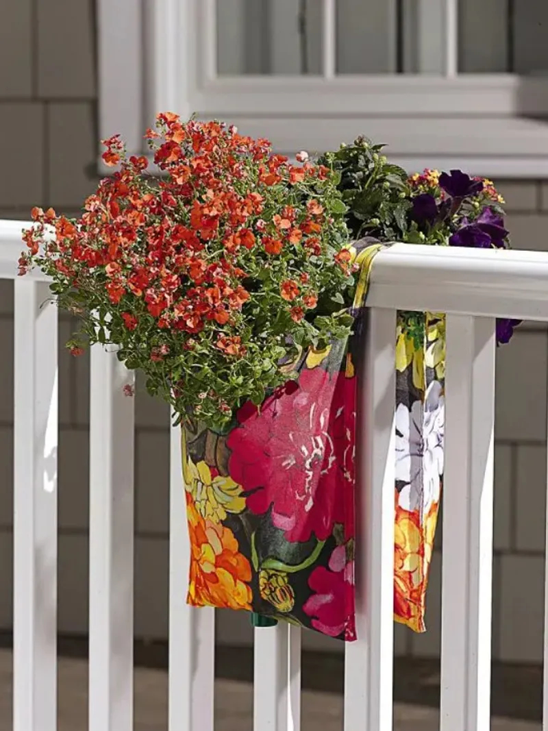 Оптимальный вариант для небольшого балкона: размещение растений на перилах в специальных подвесных горшках Оптимальный вариант для небольшого балкона: размещение растений на перилах в специальных подвесных горшках для дома и дачи,идеи и вдохновение