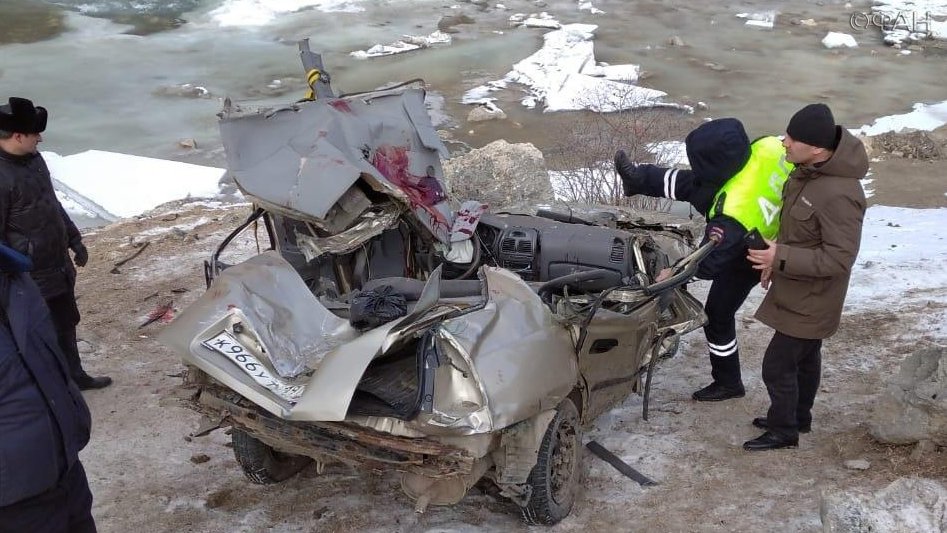 Упали в пропасть дагестане. В Дагестане машина упала в обрыв. Автомобиль упал в ущелье в Дагестане. Аварии Левашинском районе.