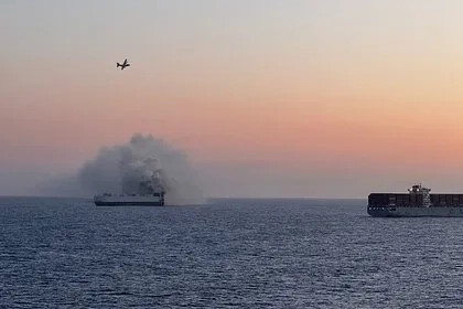Автовоз с тысячами авто продолжил гореть в Тихом океане спустя неделю