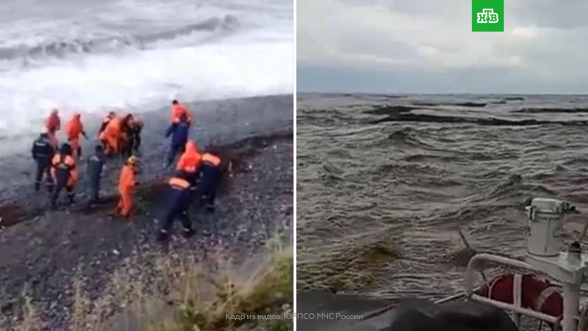 В сочи нашли в море. Людей унесло в море. Машины унесло в море. Черное море с людьми. В Сочи унесло в море машину.