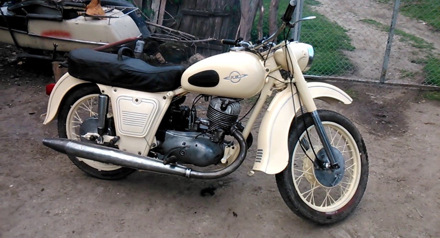 Старый советский мотоцикл ИЖ Планета-2