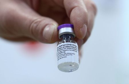 A health care worker shows a dose of the Pfizer-BioNTech COVID-19 vaccine, as the country begins vaccinations against coronavirus disease, in Vienna, Austria December 27, 2020. REUTERS/Lisi Niesner