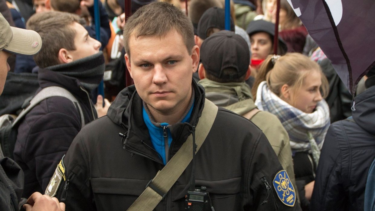 Недовольный депутат клюшкой вырубил свет в мэрии Киева