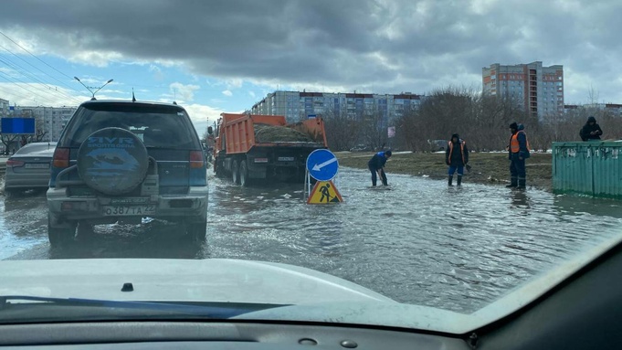 В Барнауле перекрыли часть улицы Попова из-за подтопления