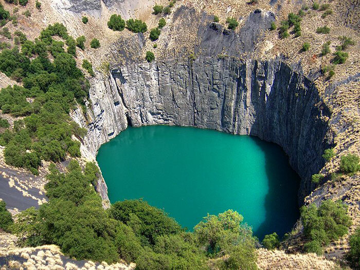 Алмазный рудник в Кимберли (ЮАР) «Большая дыра». Такой объект называют в геологии кимберлитовой трубкой. На дней карьера сейчас озеро. Изображение Creative Commons(с)Irеnе2005