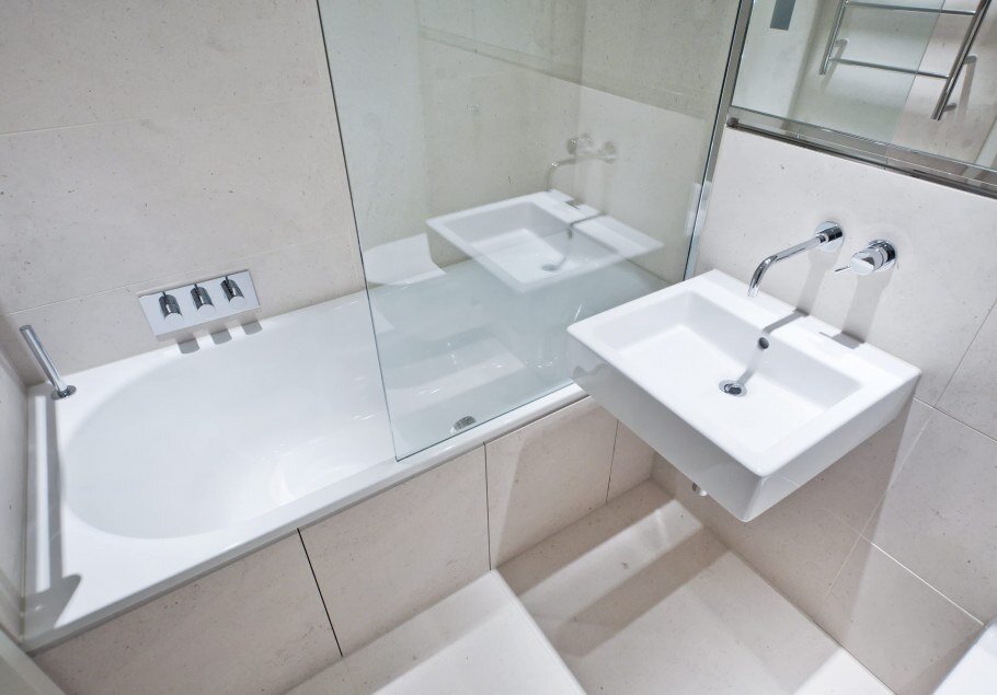 Ванная комната - это особенное пространство, где важен каждый штрих. И одним из ключевых элементов, способных преобразить этот интимный уголок, это экраны для ванны.-4
