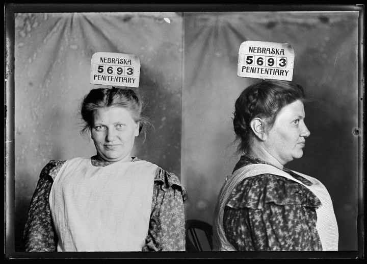 Убийцы, мощенники и проститутки: невероятные фото преступников из старой Америки 