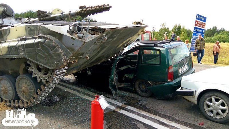 В Беларуси БМП наехала на легковой автомобиль, водитель чудом не пострадал авария, авто, бмп, везение, видео, военная техника, дтп, повезло