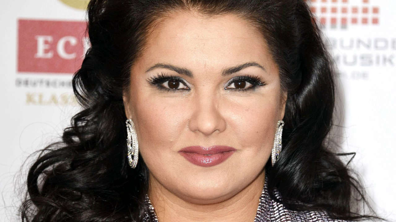 Анна Нетребко прерывает отпуск в Египте ради возвращения к работе