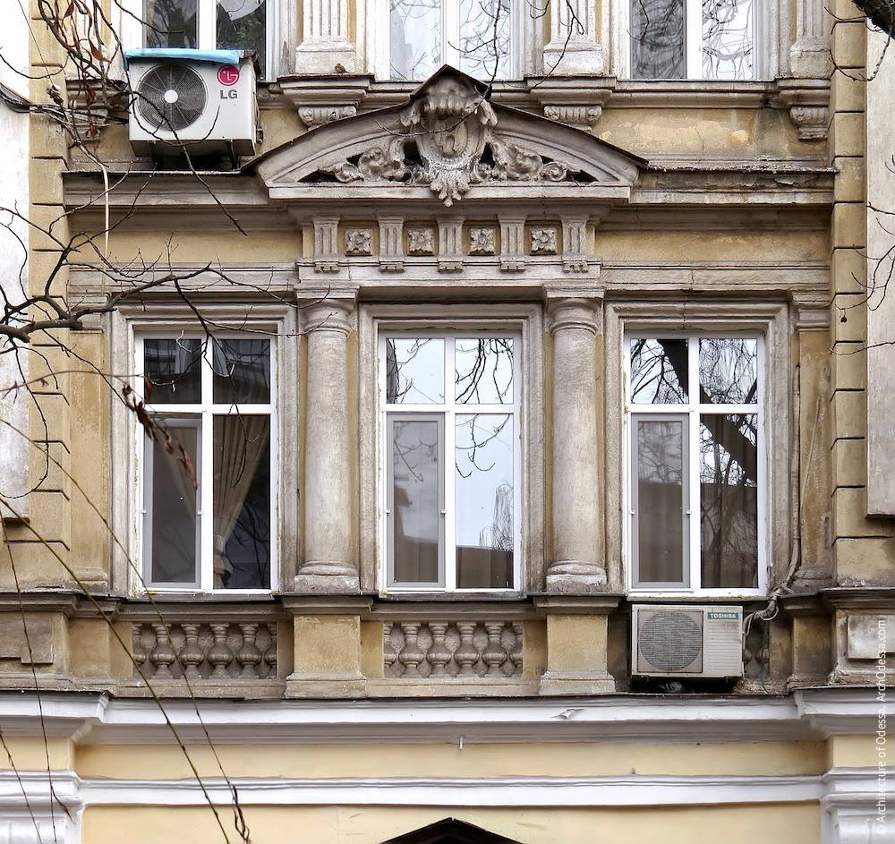 Эркерные окна жилого дома