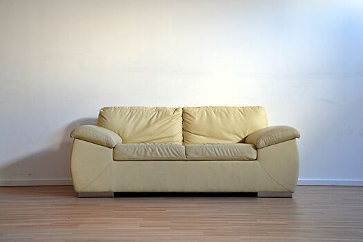 Мужчина случайно отдал диван с крупной суммой внутри: история про путаницу