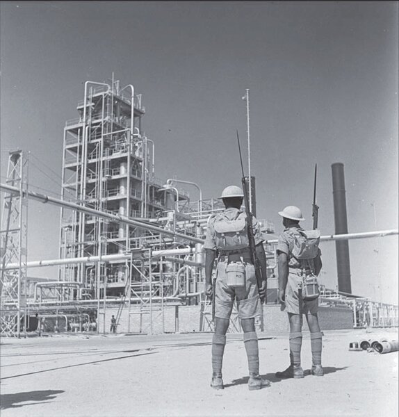Индийские военнослужащие британской армии несут охрану Абаданского нефтеперерабатывающего завода. 4 сентября 1941 года 