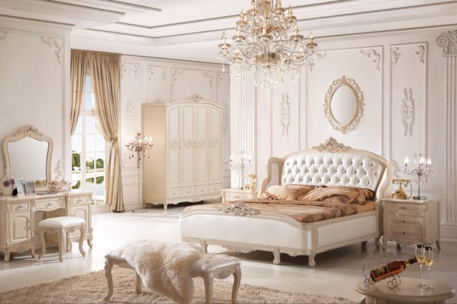 Фото классической спальни в белых тонах - величественно и красиво 