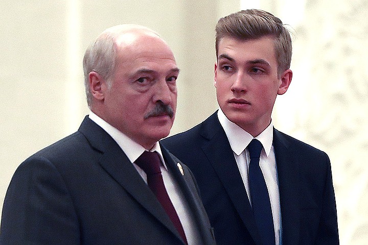Александр Лукашенко с сыном Николаем.