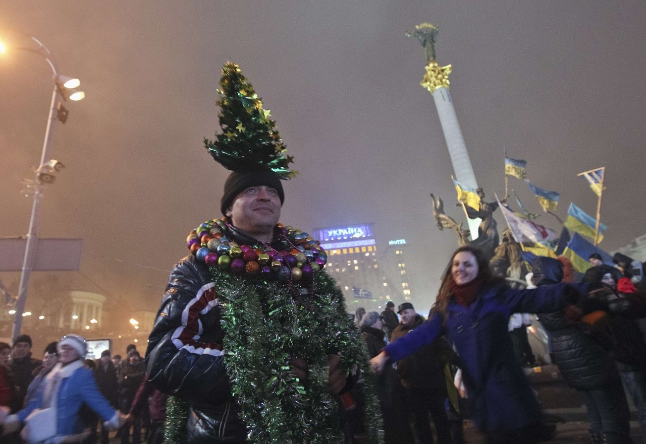 Звезду заменили на шляпу: украинцы высмеяли главную ёлку страны