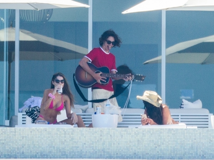 Страстные поцелуи и серенады: Тимоти Шаламе проводит отпуск с актрисой Эйсой Гонсалес Страстные поцелуи и серенады: Тимоти Шаламе проводит отпуск с актрисой Эйсой Гонсалес Звезды,Звездные пары