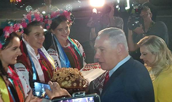 «Мацу надо подавать хозяевам»: Жена премьера Израиля бросила каравай встречающих в Киеве