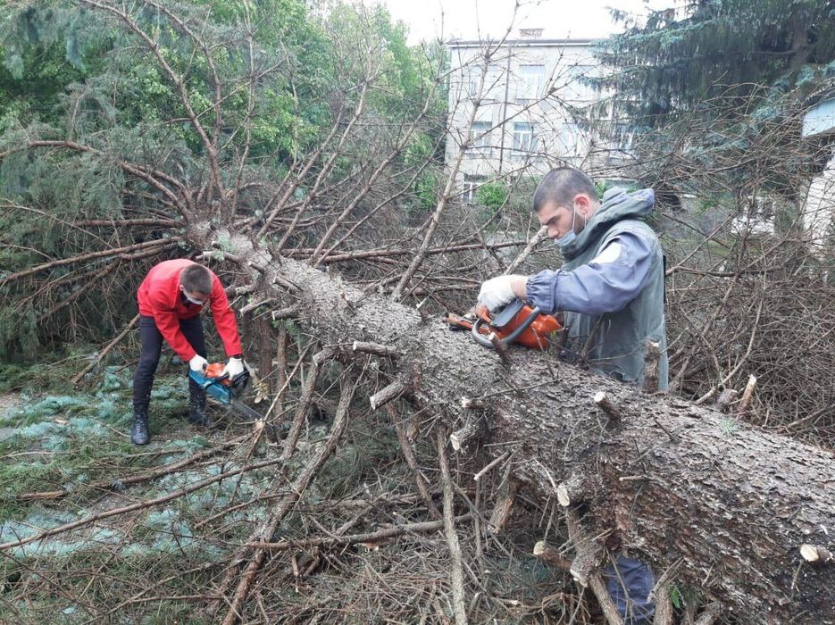 «Молодежка ОНФ» оказала помощь в ликвидации последствия урагана в Беслане