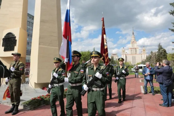 Память погибших в годы Великой Отечественной войны почтили у мемориального комплекса МГУ
