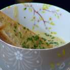 Суп разлить в тарелки, сверху выложить чесночные гренки, посыпать петрушкой и сбрызнуть оливковым маслом Extra Virgin.