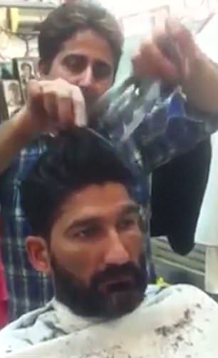 Пакистанский парикмахер стрижет клиентов 15 парами ножниц одновременно