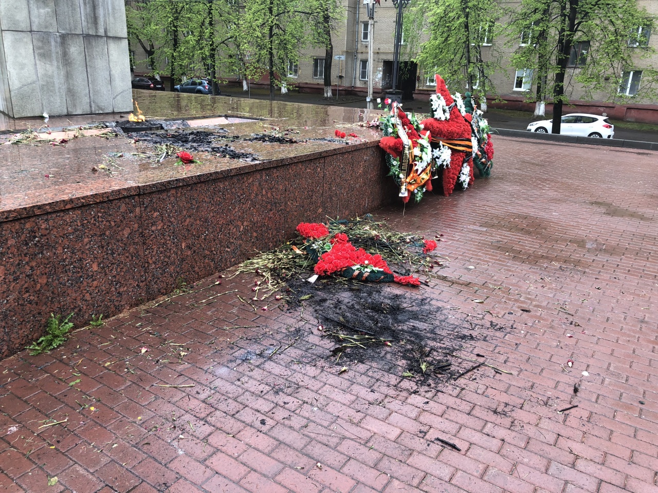 сожгли мемориал. вандалы. усть-кут памятник погибшим на войне. сожгли мемориал. мемориал в поселке.