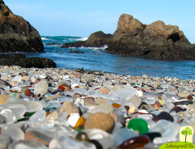 Стеклянный пляж в парке МакКерричер в Калифорнии — мусор создает красоту 