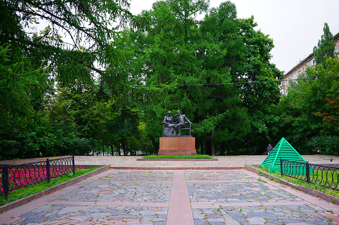 В России всего 4 памятника Ленину с Крупской, а Ленину с Горьким в 5 раз больше