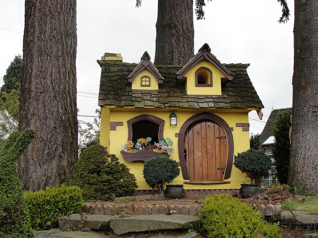 awesome-outdoor-kids-playhouses-to-build-this-summer-28