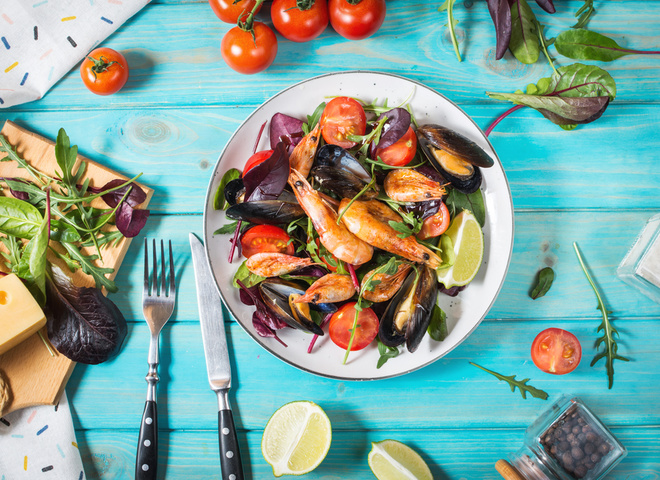 Сундук с морепродуктами: вкусный салат с интересной подачей