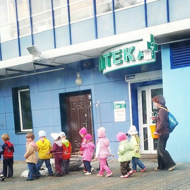 В частных детских садах приучают к "тюремным" прогулкам с пеленок дети, детский сад, образование, прикол, родители, россия, юмор
