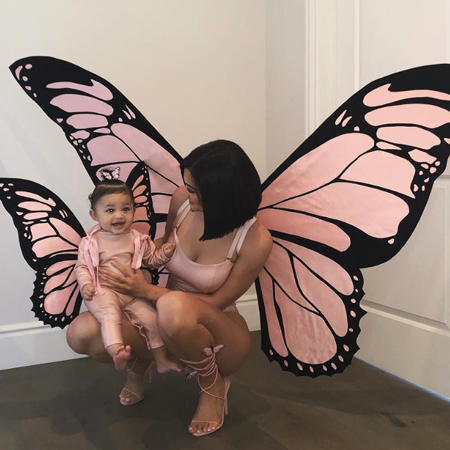 Кайли Дженнер вместе с дочкой нарядились в костюмы бабочек к Хэллоуину новости, кайли дженнер