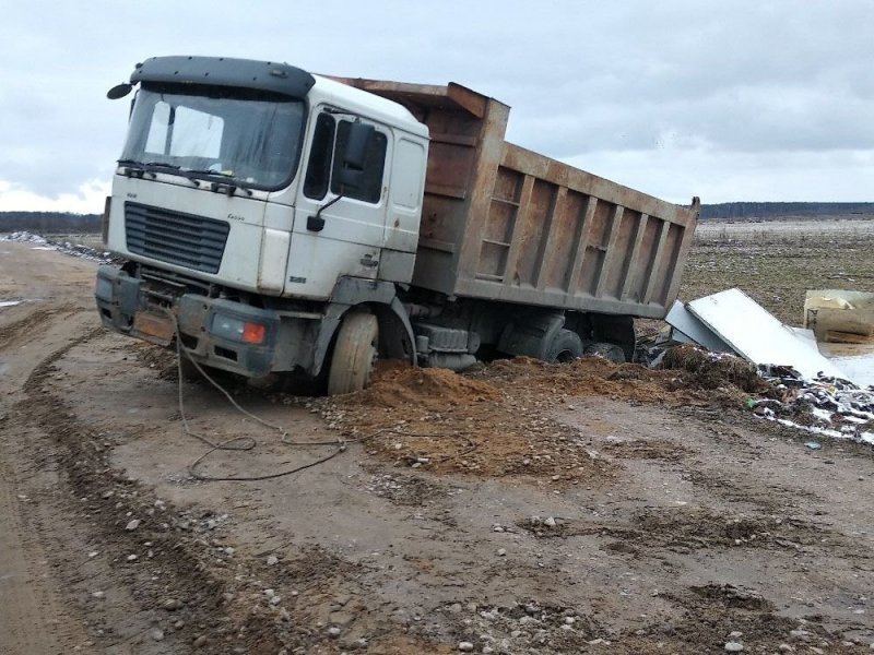 Аааа, влип очкарик! В Петербурге водитель самосвала сбрасывал мусор на обочину и застрял авто, быдло, грузовик, карма, мусор, свалка