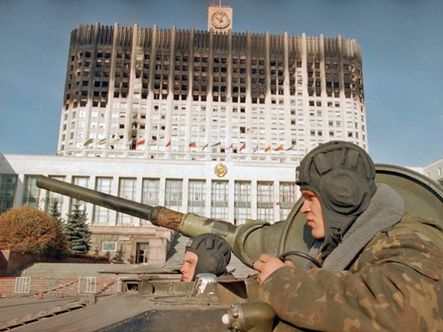 Про это не расскажут на ТВ: зачем Ельцин расстрелял Белый Дом в 1993 году Про это не расскажут на ТВ: зачем Ельцин расстрелял Белый Дом в 1993 году